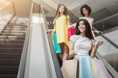 Genç güzel mutlu kadınların alışveriş merkezi