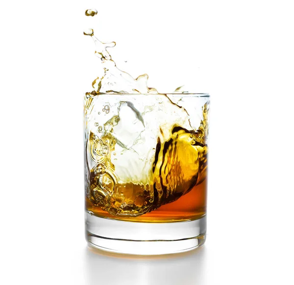 Whisky glas med färgstänk, isolerad på vit — Stockfoto