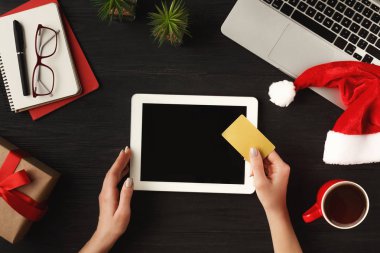 Kadının ellerini dijital tablet, üstten görünüm