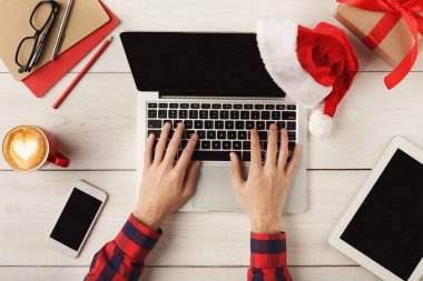 Laptop klavye, üstten görünüm ellerde mans