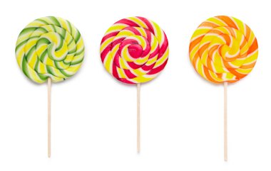 Üç renkli lolipop üzerinde beyaz izole