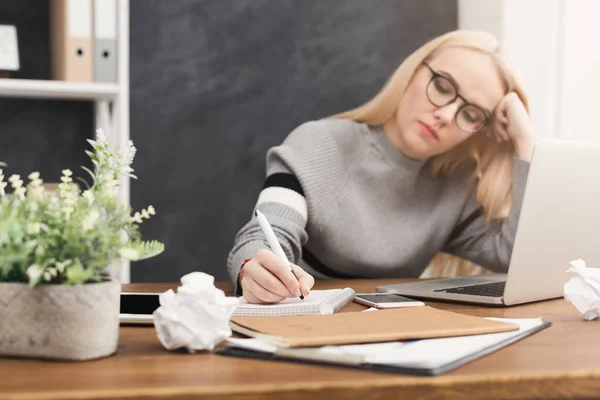 Business woman taking notes at workplace — Stock Photo, Image