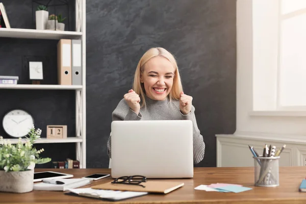 Geschäftsfrau freut sich über erfolgreiches Projekt — Stockfoto