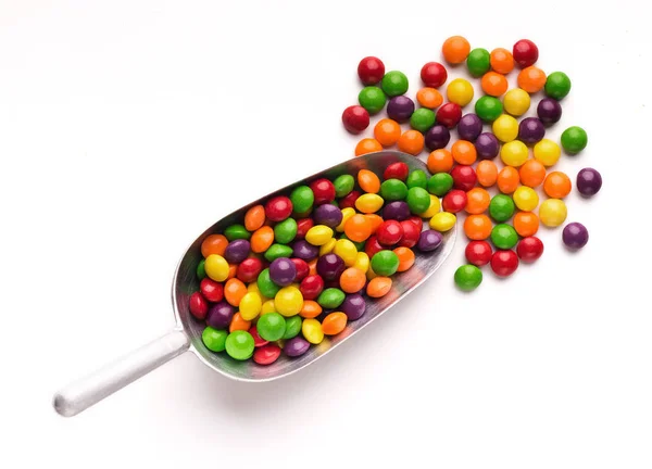 Colher com doces coloridos, isolado em branco — Fotografia de Stock