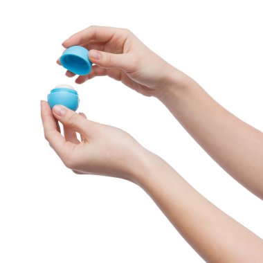 Dudak kremi üzerine beyaz izole holding eller