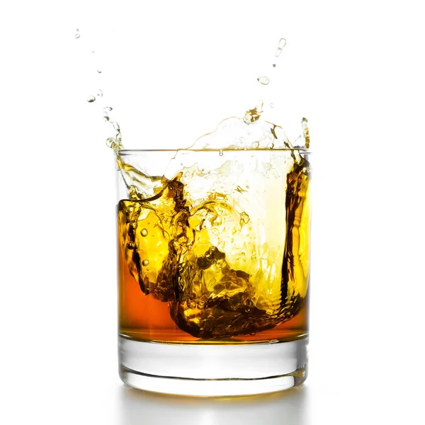 Verre à whisky avec éclaboussures, isolé sur blanc — Photo