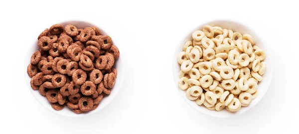 Cuenco con anillos de maíz de chocolate aislados en blanco — Foto de Stock