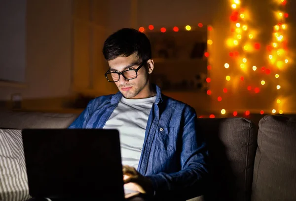 Uomo con computer portatile che lavora fino a tardi la notte di Natale — Foto Stock