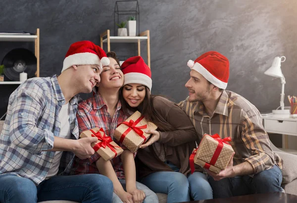 Groupe d'amis célébrant Noël à la maison — Photo