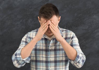 Hüzünlü hüzünlü adam yüzünü kapsayan