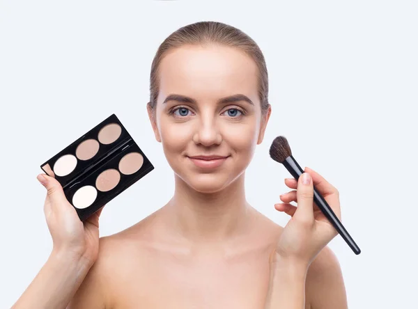 Profesjonalny Wizaż artysta stosując make up na piękną kobietę — Zdjęcie stockowe