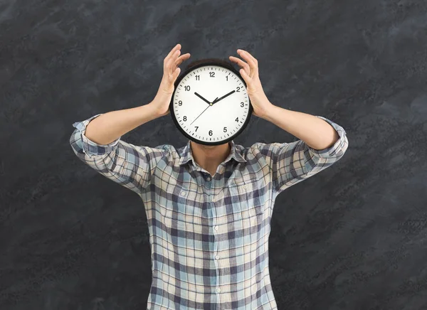 Hombre sosteniendo reloj en lugar de cabeza —  Fotos de Stock