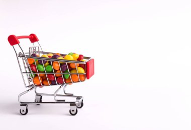 Alışveriş sepeti renkli şeker badem tam