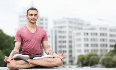 Beyaz adam pratik yoga şehir