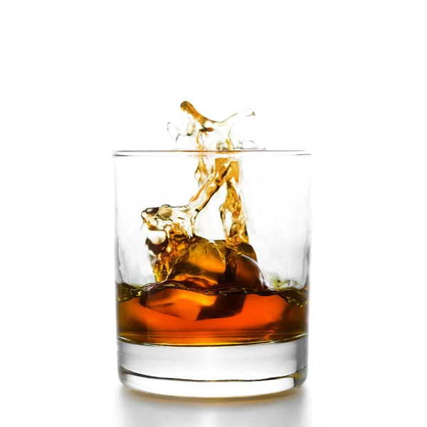 Verre à whisky avec éclaboussures, isolé sur blanc — Photo