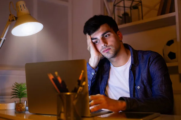 Uomo pensieroso che lavora fino a tardi a casa ufficio — Foto Stock