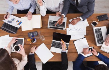 Üstten görünüm gadget'lar ve belge kağıtları ile ahşap tablo