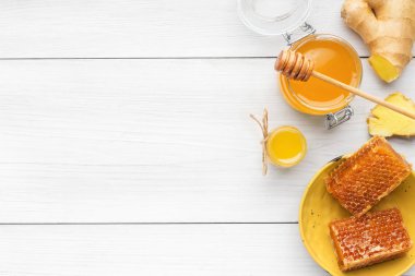 antika ahşap zemin üzerinde taze zencefil kavanoza tatlım