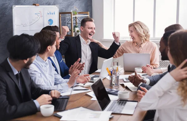 Empresarios felicitan a colega por su éxito — Foto de Stock