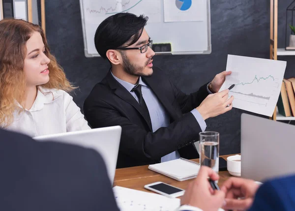 Projectmanager die diagram presenteert op bijeenkomst in office — Stockfoto