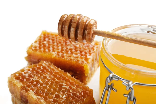 Jar tele friss mézet és elszigetelt fehér lépek — Stock Fotó