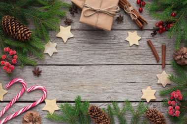 Köknar ağacı ve dekorasyonlu Noel arkaplanı