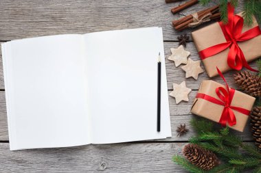 Ahşap arka plan üzerinde Noel Baba'ya mektup yazma,