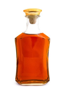 Beyaz arka plan üzerinde izole dolu viski şişesi