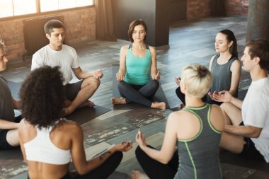 Yoga sınıfındaki meditasyon farklı grup