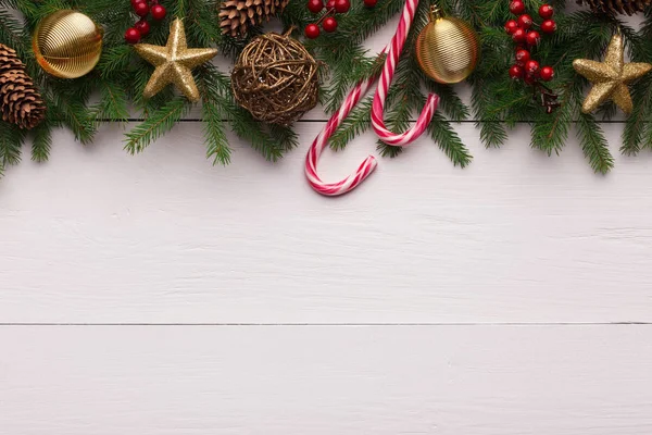 Fundo de Natal com abeto e decoração — Fotografia de Stock