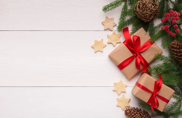 Composición con caja de regalo de Navidad y rama de abeto — Foto de Stock