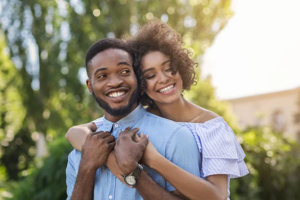 Афро-американская пара, влюбленная, обнимающаяся в парке — стоковое фото