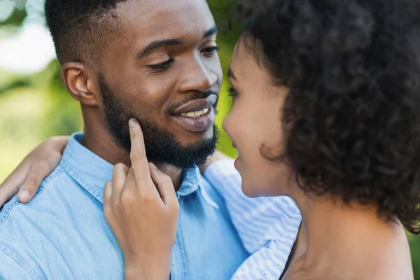Afroameričanka dotýká manžel vousy při chůzi — Stock fotografie