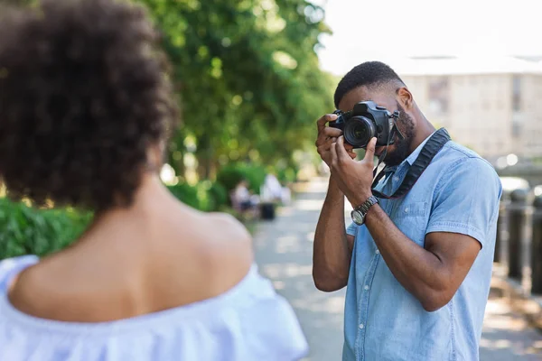 Fotógrafo afro-americano tirar fotos de mulher bonita — Fotografia de Stock