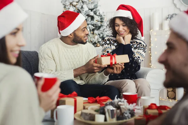 Homme fille surprenante avec cadeau de Noël — Photo