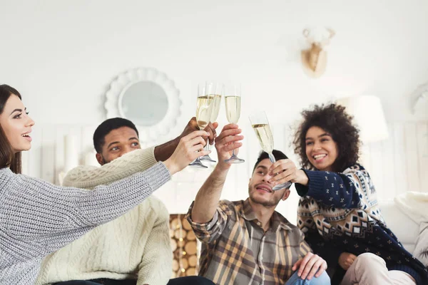 Brinde Amigos Felizes Batendo Copos Com Champanhe Comemorando Aniversário Feriado — Fotografia de Stock