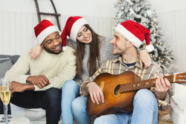 Glückliche Freunde, die gemeinsam Weihnachten feiern — Stockfoto