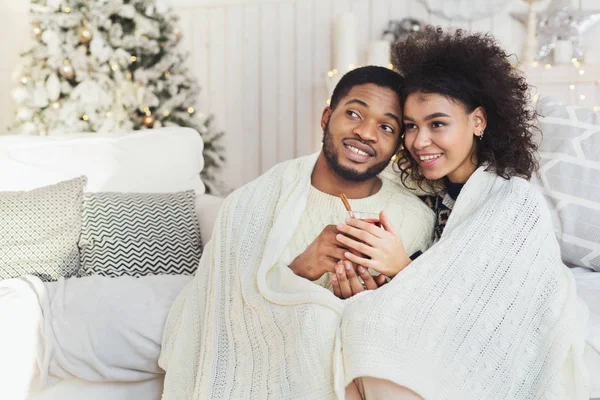 Couple relaxant avec un verre de vin chaud le soir d'hiver — Photo