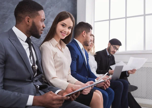 Jóvenes empresarios que se preparan para entrevista de trabajo —  Fotos de Stock