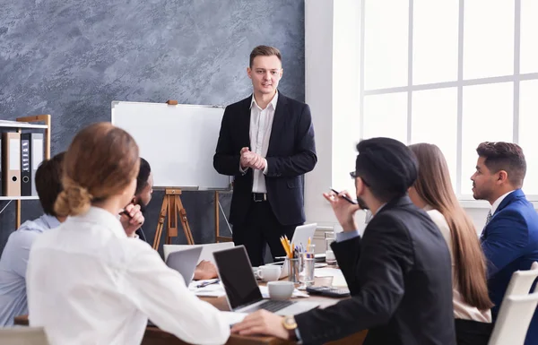 Joven jefe hablando de nuevo proyecto en la reunión — Foto de Stock