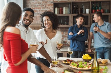 Mutlu insanlar konuşmak ve evde şarap içme parti