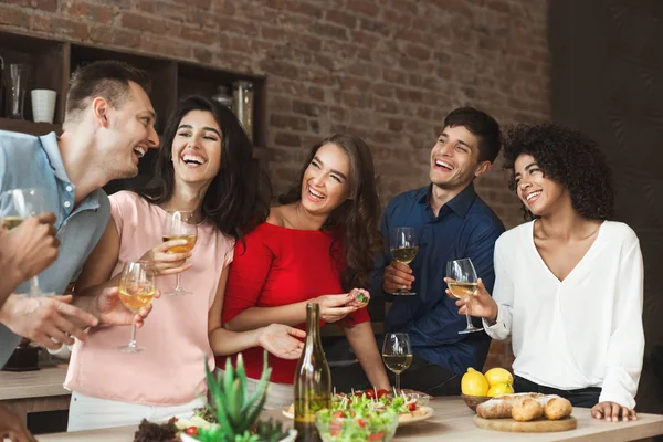 Amigos felizes conversando enquanto estão na cozinha — Fotografia de Stock