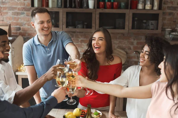 Mutlu arkadaş evde şarap gözlük ile tezahürat