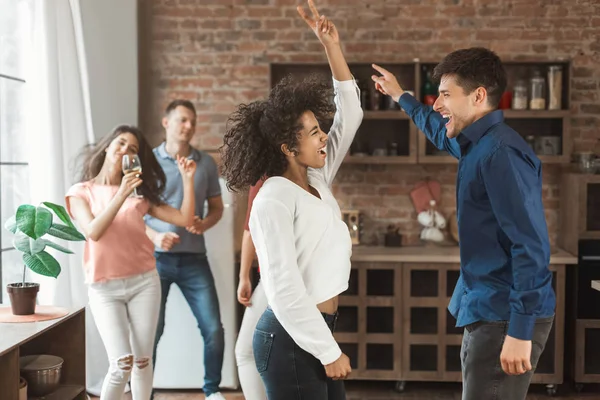 Jovem feliz casal diverso dançando em casa festa — Fotografia de Stock