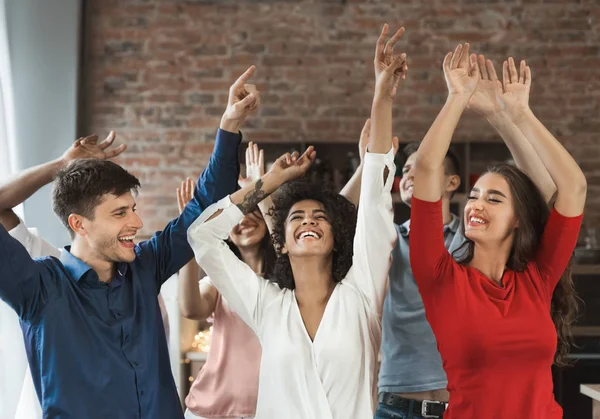 Genç aktif arkadaşlar evde eğlenmek parti