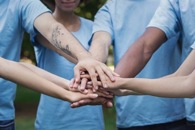 Genç mutlu gönüllü Park'ta açık Toplantı