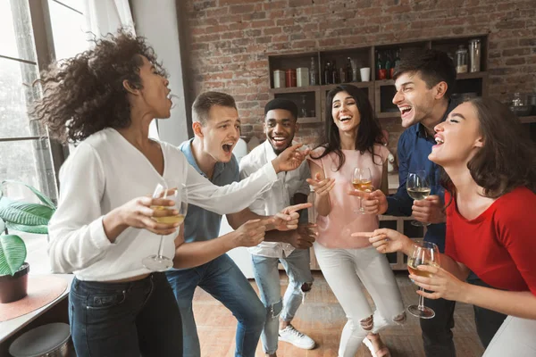 Enthousiast jonge mensen zingen en drinken thuis partij — Stockfoto