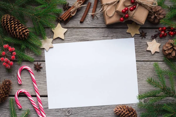 Kerstachtergrond met dennenboom en decoratie — Stockfoto