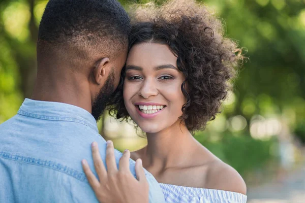 Aimer couple afro-américain étreignant dans le parc — Photo