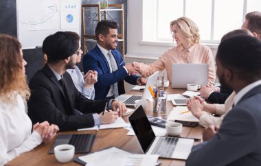 Takım lideri el sıkışma çalışan profesyonel başarı ile tebrik